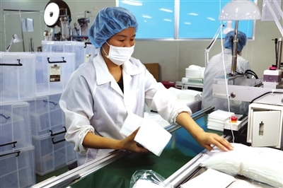 工人趕制防護(hù)口罩 無(wú)紡布口罩的生產(chǎn)一線
